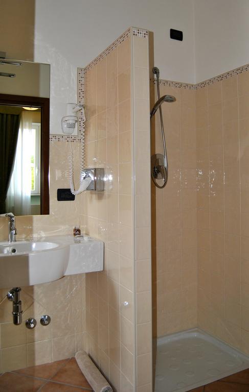 Hotel Aquila Кастельфранко-Емілія Номер фото