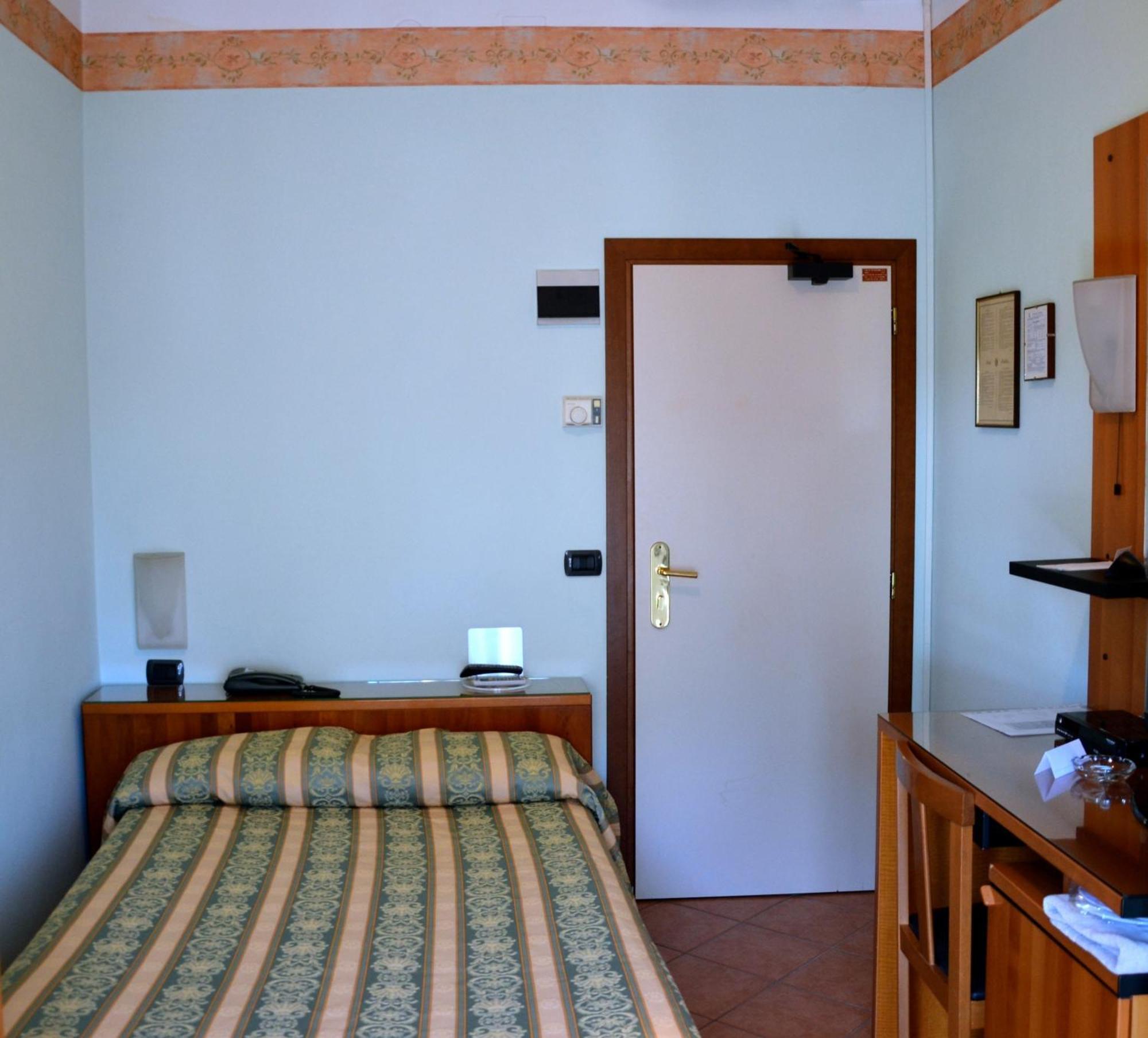 Hotel Aquila Кастельфранко-Емілія Номер фото